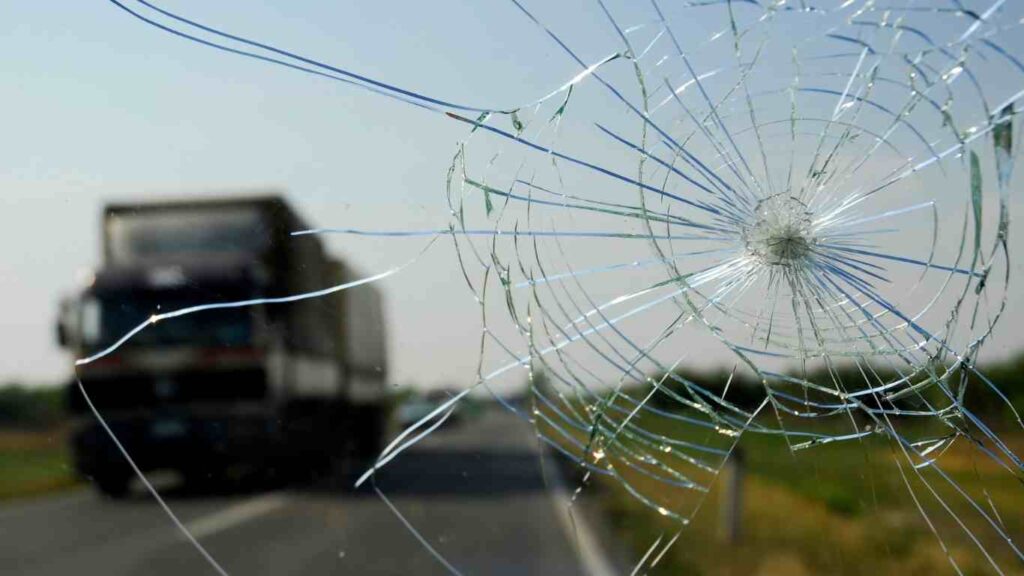 Pare-brise fissuré réparation ou remplacement selon la loi française en 2026