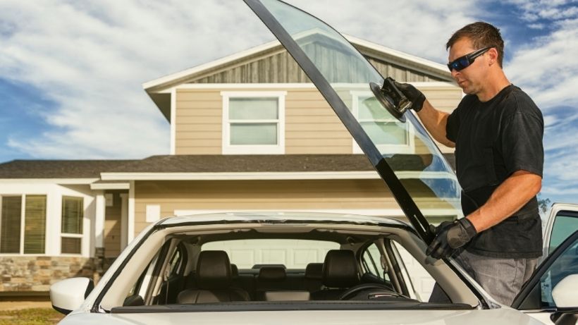 Le remplacement à domicile Une solution pratique en cas de bris de pare-brise